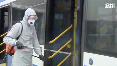 Раздават маски и дезинфектанти на пътниците в градския транспорт във Варна