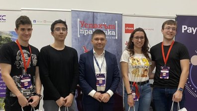 А1 награди студентите от отбора, спечелил първо място в хакатона FMI Codes 2023
