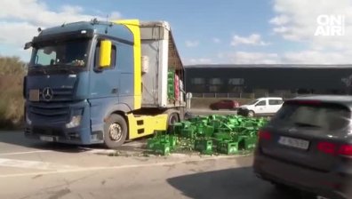 Камион, превозващ бира, разсипа част от товара си по пътя (+ВИДЕО)