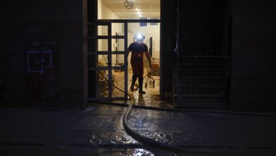 Властите в Испания продължават да издирват хора след наводненията