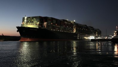 След дни на блокада в Суецкия канал: Контейнеровозът започна да се движи
