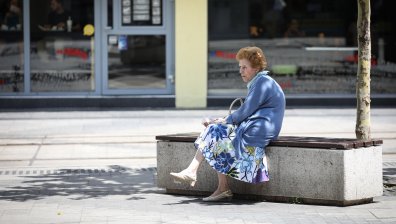 Пенсионери пестят от отопление: Парите не стигат, токът е скъп