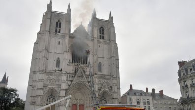 Мигрантът от Руанда призна за палежа на катедралата в Нант