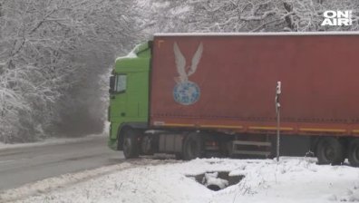 Снегът затрудни движението на някои места в страната