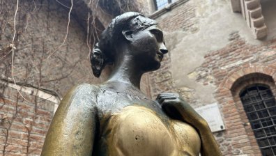 Туристи за втори път повредиха статуята на Жулиета във Верона