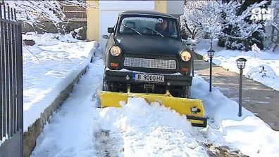 Столичанин впрегна 33-годишния си тунингован "Трабант" в снегорин