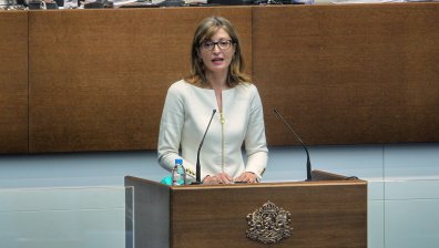 Захариева обясни в НС защо България блокира Северна Македония