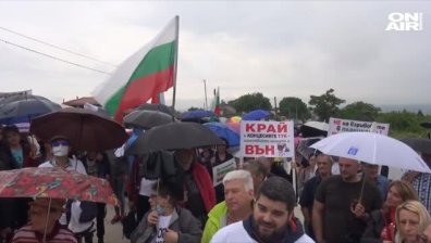 Белащица на протест срещу разширяване на каменната кариера край селото