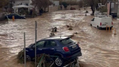 Наводнения в Гърция: Отнесени автомобили и затворени училища