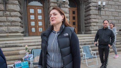 Съпругата на Джейхан Ибрямов започна гладна стачка пред парламента