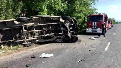 Двама загинаха в тежка катастрофа между микробус и кола в Пловдивско