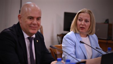 Йорданова каза кой трябва да разследва главния прокурор