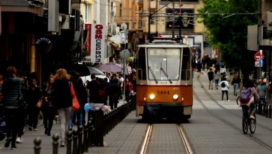 Вандали изрисуваха със спрей новопристигналите два трамвая в София