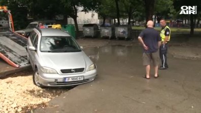 Изкоп на "Топлофикация" погълна кола в Русе