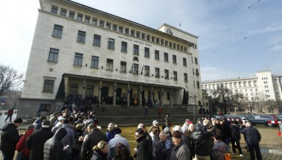 Огромна опашка пред БНБ за новата монета от 10 лева