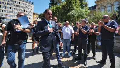 Полицаи застанаха зад Калин Стоянов