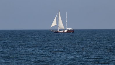 Лодка с 90 мигранти се преобърна край Либия