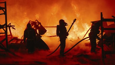 Украинска атака с дрон предизвика пожар в петролна рафинерия във Волгоград