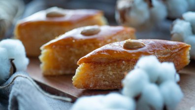 Лесна рецепта за египетски сладкиш с грис - басбуса