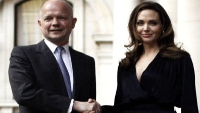 Анджелина Джоли в кампания срещу сексуалното насилие