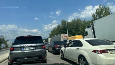 Задръстване към Гърция за мечтаната ваканция, над 2 км е тапата на ГКПП "Кулата"