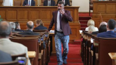 Всички говорят за... скъсаните дънки на Филип Станев от ИТН