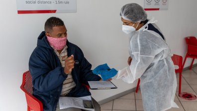 Омикрон предизвика "взрив" на заболелите в ЮАР - 27 хил. за 24 часа