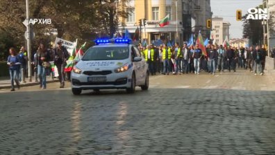 Полицаите непреклонни: Заплатите им скачат, но и те скачат на... протести