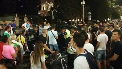 Напрежение между протестиращи и шофьори в центъра на София, има пострадал