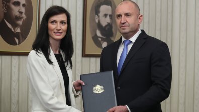 Радев връчи мандата на Мария Габриел: Очакват Ви доста препятствия, предстоят решителни дни