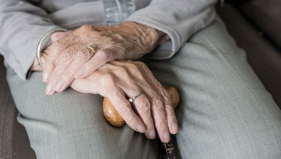 Възрастна жена остави чанта с над 15 хил. лв. на ало измамници