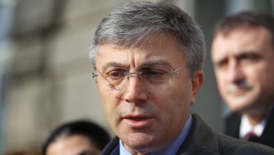 След вота на недоверие Карадайъ заминава за Брюксел за среща с Макрон