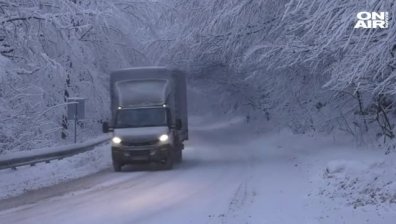 Ураганен вятър и снегонавявания в цялата страна