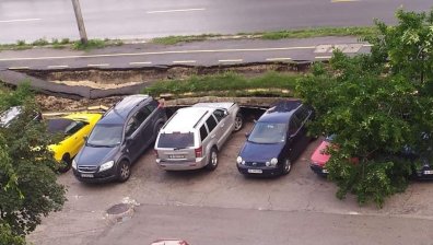 Срутилата се стена, която е част от велолея - само от бетонни блокчета, без арматура