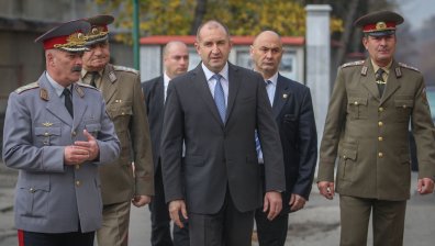 Румен Радев участва в отбелязването на празника на Сухопътните войски