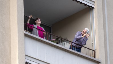Аплодисменти от балкона и за медиците в Женева (+ВИДЕО)