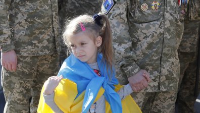 Със сълзи на очите жените си оставят мъжете в Украйна, руски военни се разкайват