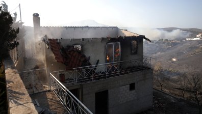 Огненият Ад в Атика взе жертва, изпепели къщи и коли (+ВИДЕО)