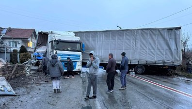 ТИР катастрофира и затвори главния път Русе - Велико Търново
