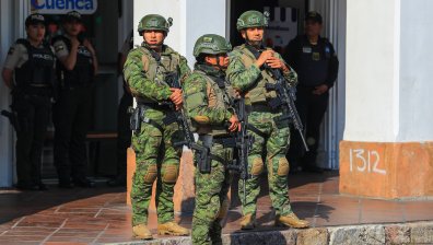 Осем жертви на стрелба пред нощен клуб в Еквадор