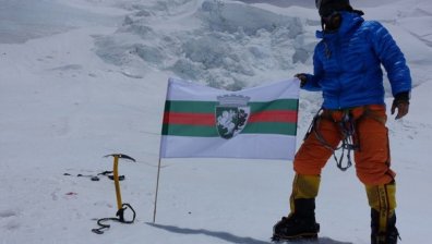 Китай не позволи на Скатов да изкачи сам Еверест