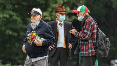 Карамфили, венци и спомени за 9 септември