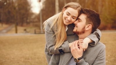 Признаци, че той е привързан към вас и ви обича