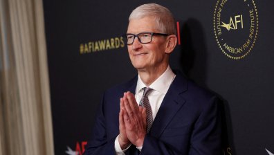 Голяма промяна в Apple: Тим Кук предава управлението на Джон Търнъс