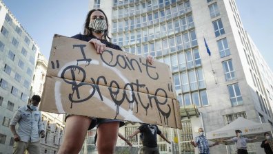 Арестуваха екип на CNN, отразявал протестите за убития тъмнокож в Минеаполис