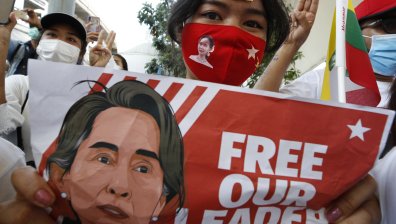 Задържаният от военните лидер в Мианмар се яви пред съда във видеовръзка