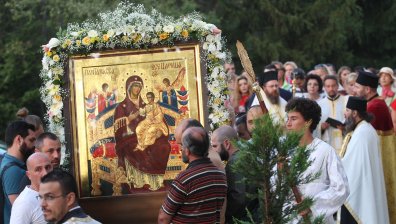 Копие на чудотворната икона на Света Богородица "Всецарица", посреща за храмовия си празник църквата "Въздвижение на светия кръст Господен"
