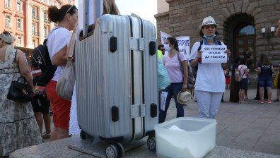 Туроператори на протест в София, искат оставката на министъра на туризма