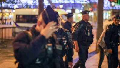 Равносметката във Франция - щети по 350 сгради, ранени полицаи и барикадиран град с бодлива тел