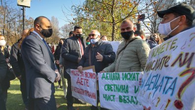 Румен Радев се срещна с протестиращи